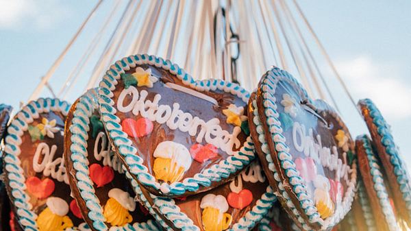 Feiern und Flirten: So versext ist das Oktoberfest - Foto: iStock/Nikada
