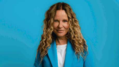 Katja Burkhard im blauen Zweiteiler bei einem Fotoshooting - Foto: PR
