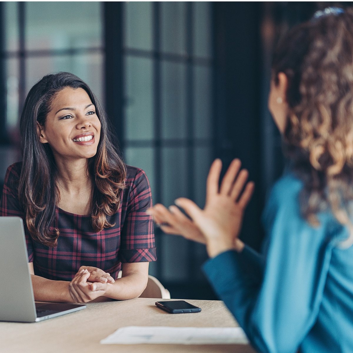 Zwei Frauen im Büro beim Bewerbungsgespräch