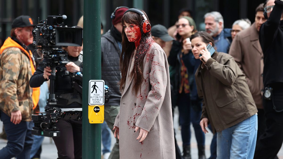 Dakota Johnson Dakota Johnson blutverschmiert am Verity Set