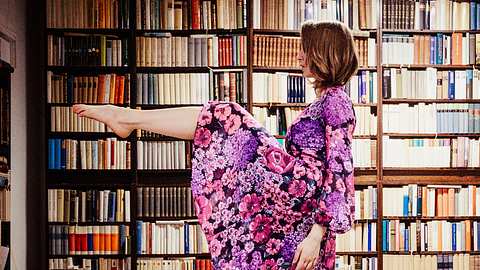Frau mit Büchern - Foto: Getty Images / Sven Hagolani