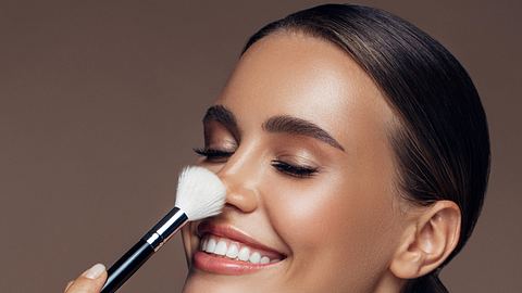 Foundation Pinsel - Foto: iStock/ CoffeeAndMilk
