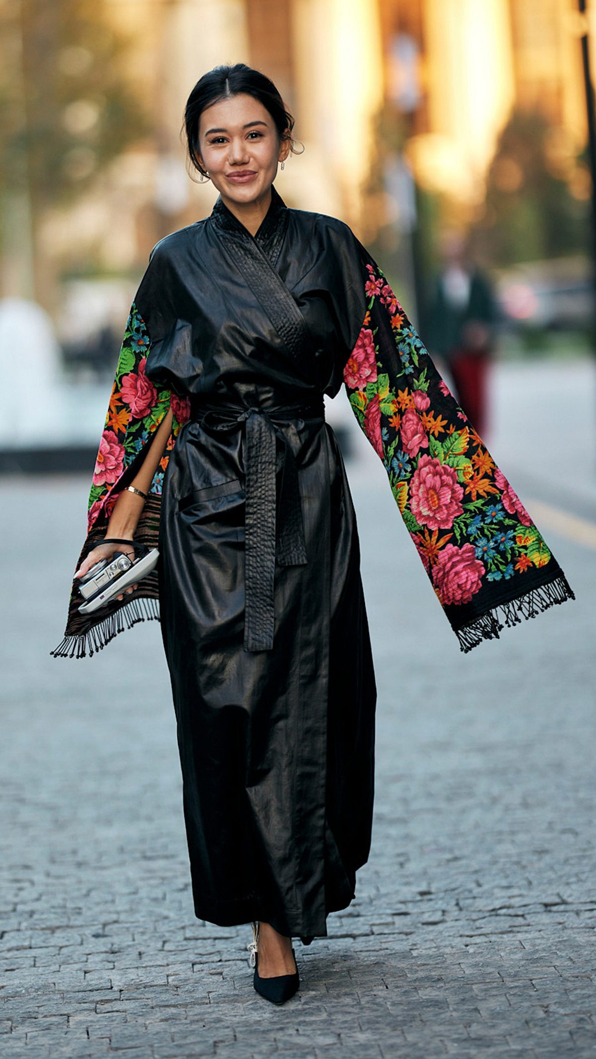 Frühjahrsmode 2025 Streetstyle mit Ledertrenchcoat mir Blumenärmeln
