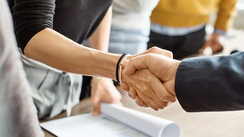 Frau und Mann drucken sich die Hände - Foto: iStock / alvarez