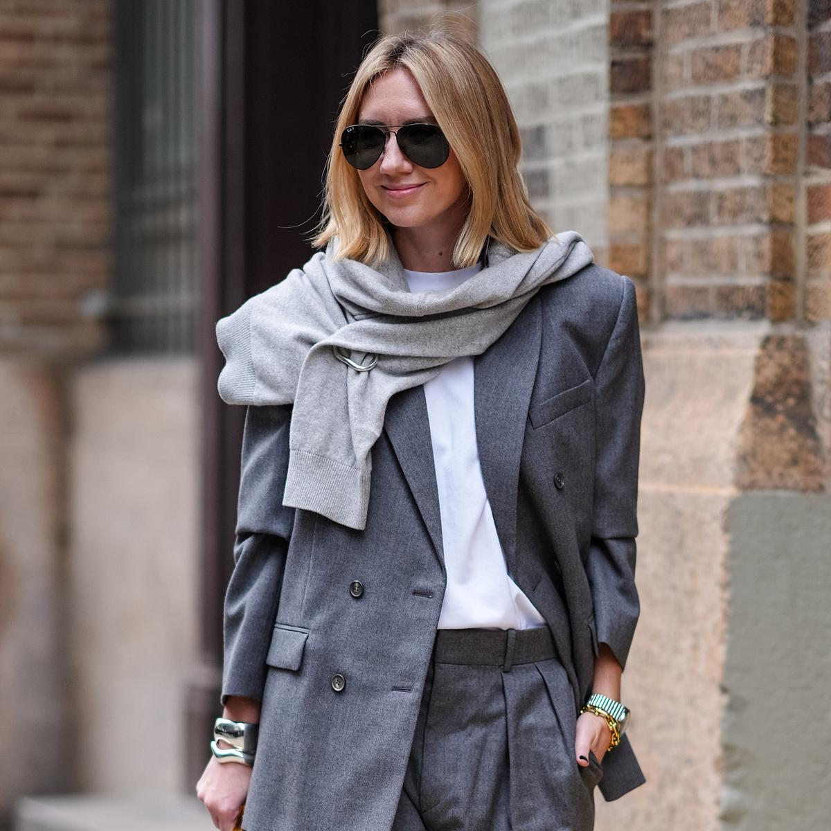 Streetstyle Bild einer Frau mit einem mittellangen blonden Bob