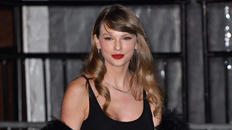 Weihnachtsmaniküre Taylor Swift - Foto: GettyImages / James Devaney 